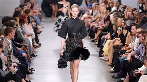 30f6gm9t3l michael kors|Bold looks among boulders at Michael Kors’ New York Fashion Week s.